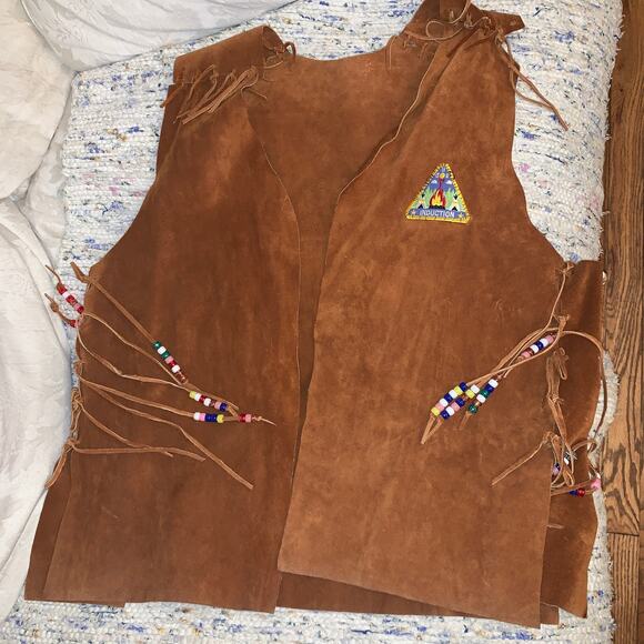 VINTAGE SUEDE FESTIVAL HIPPIE VEST w/ BEADED FRINGE & VINTAGE PATCH  UNISEX - Picture 1 of 10